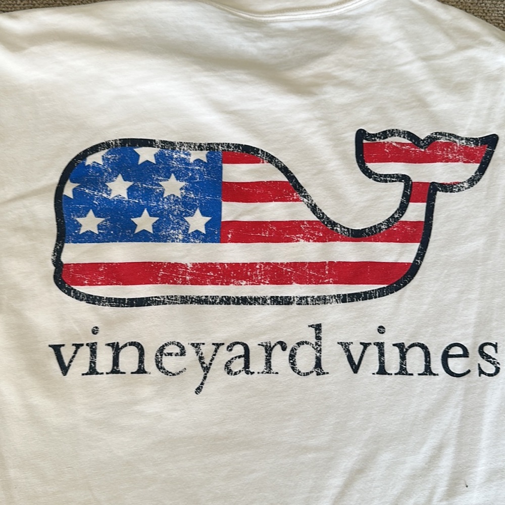 Vineyard Vines white T-shirt